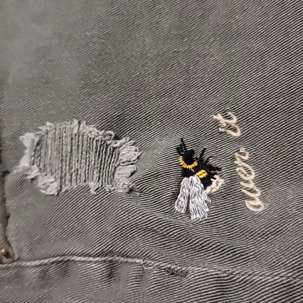 OLIVE DENIM EMBROIDERED MID RISE STRETCH SHORT BEE DETAIL - Picture 6 of 12